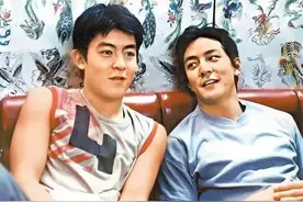 46岁吴彦祖老太快，眉毛稀疏眼睛深陷无神，面部松弛皱纹明显图片