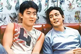 46岁吴彦祖老太快，眉毛稀疏眼睛深陷无神，面部松弛皱纹明显图片