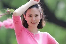 程莉莎好少女，粉色紧身上衣配印花裙优雅大气，老公镜头下美成画图片