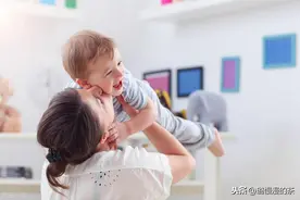 女童45秒被妈妈掌掴9次：妈妈你只是累了，我还是最爱你图片