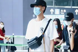 “德云社”秦霄贤现身虹桥机场，白T恤+牛仔长裤造型简约帅气图片