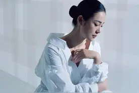 周韵气质绝了！再登时尚封面惊艳十足，真正的“美人在骨不在皮”图片