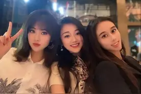 顶级白富美组闺蜜，何超欣因为牙齿缺陷，颜值略输姚安娜一筹？图片
