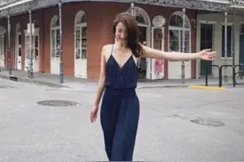 许婧穿吊带衣跟男友甜蜜旅行，男友在酒店花式为其拍照高调秀恩爱图片