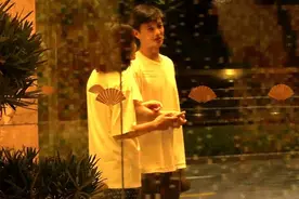 周一围带朱丹江边散步 为爱妻擦嘴这一细节透露俩人太恩爱图片