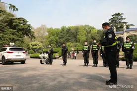 南京中山陵执勤公安干警立正脱帽，游客止步共同默哀图片