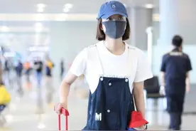 王珞丹少女出街,工装背带裤搭配白色T恤衫，35岁依旧少女图片