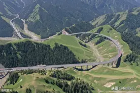 航拍新疆伊犁果子沟大桥图片