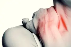 年轻人因颈痛检查发现间盘突出，别怕！别焦虑！医生告诉您怎么办图片