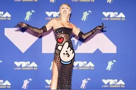 久违的欧美典礼，Gaga八套华服不愧是你！霉霉居家衬衣抢风头图片