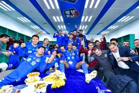 河南建业保级成功，更衣室内欢庆胜利图片