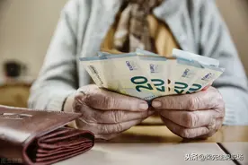 王大爷光荣退休了，到银行取钱发现，多涨了1000元，高兴坏了图片
