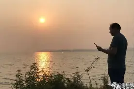 鄱阳湖上看日出，快艇游湖当风立图片