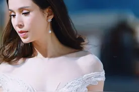 最美的姑姑（李若彤）一个人穿着婚纱拍照，只为了今生不留遗憾图片