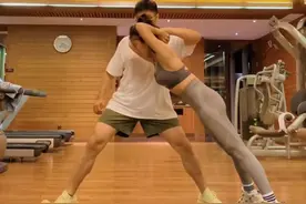 赵奕欢李伯恩秀恩爱，解锁高级动作，真为她捏把汗图片