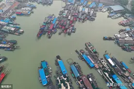 江苏淮安：航拍洪泽湖渔港，色彩丰富，错落有致，宛如画卷图片