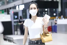 王菲菲白色V领T+宽腿廓形牛仔裤，简单搭配却穿出高级感图片