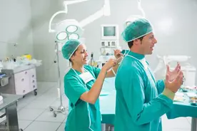 医生做手术的时候，都不穿裤子露腿？外科医生告诉您背后的隐情图片