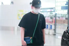 郭麒麟挎LV现身 郭德纲喊话帮忙拉赞助，小小年纪要开始养家啦图片