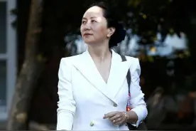 香奈儿脑洞真大！推出孟晚舟脚镣同款脚踝包，是真时尚还是博眼球图片
