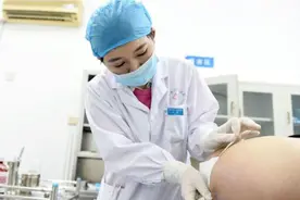 美女臀部切掉一个包，里面竟然是粪图片