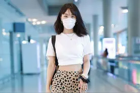 李菲儿又现“蜂腰”穿搭！纯白短袖搭配豹纹裙，清新脱俗很美腻图片