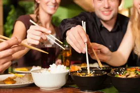 饭局中，无能的人一般有5种行为，以为别人不知道，其实早被看穿图片