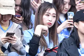 中超女球迷哪家强？大连人女球迷不甘示弱，展现风姿图片