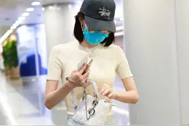 王丽坤现身机场，素色搭配超文静，小蛮腰尽显图片