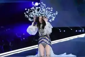 她曾18岁走秀不慎掉落泳裤，坚持走完全程，如今成央视美女主持人图片