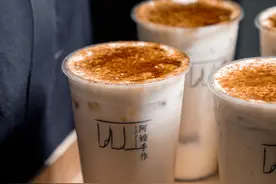 阿嬷开的奶茶店，店员平均年龄50岁图片