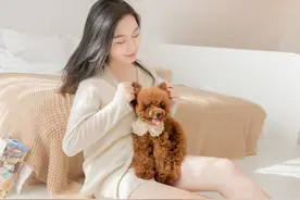 约会后的女生会怎样？这走路方式太可爱了，这就是爱情的力量吧图片