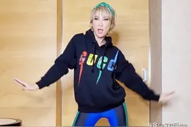 45岁李玟真放得开，穿卫衣配健美裤跳螃蟹舞，曼妙舞姿超越女团图片