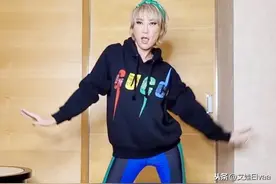 45岁李玟真放得开，穿卫衣配健美裤跳螃蟹舞，曼妙舞姿超越女团图片