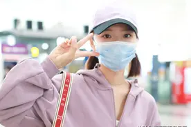 街拍：任敏穿紫色卫衣配时尚短裤搭运动鞋，尽显青春阳光图片