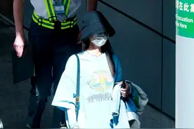 赵丽颖生娃后身材爆瘦，蓝色T恤配紧身短裤休闲清爽，这腿太细了图片