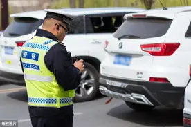 纳闷！车停在吉祥路车位上，交警却贴条说“压盲道”？真相来了图片