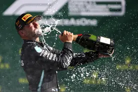 香槟喷溅！博塔斯夺冠F1揭幕战，赛后坦言自己躲过了枪林弹雨图片