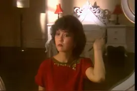 1981年绝版恐怖片：舅舅死后，魂魄留在画里，天天看着外甥女图片