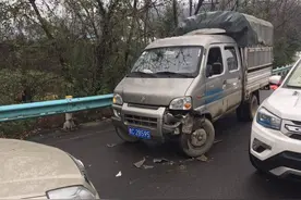 小货车逆向行驶，还左右摇摆……交警检查后，司机当时就被扣下图片