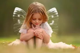 智力低下的宝宝，早期往往会发出四个异常信号，家长请别大意图片