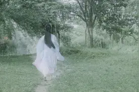 世间上最遥远的距离，不是相隔千里，而是你在我身旁，彼此再错过图片