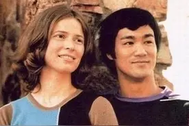 丈夫倒情人床上又丧子，被徒弟骗婚，李小龙老婆琳达如今怎样了？图片