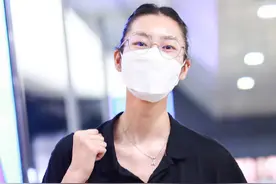 刘雯真是天生的衣架！穿黑色Polo衫扎丸子头超元气，酷女孩已上线图片