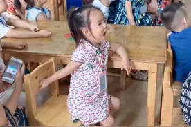 妈妈带娃体验幼儿园生活，女儿表现太洒脱，妈妈：没把老师放眼里图片