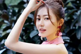 黄梦莹真女神才敢穿挂脖+大露背连衣裙，气质和身材实力有目共睹图片