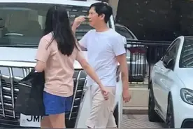 张家辉广东有钱人标配，大裤头、人字拖随性出门，52岁发量优秀图片