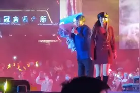 3首歌只收10万！大衣哥升级当公公后捞金不断，县城已买上别墅图片