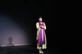 81岁的奶奶依然同年轻人共舞，是现代世界舞台上年龄最大的舞者图片