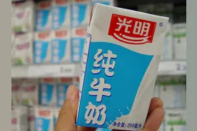 都是牛奶，“盒装”与“袋装”有什么不同？超市员工：差别大了图片